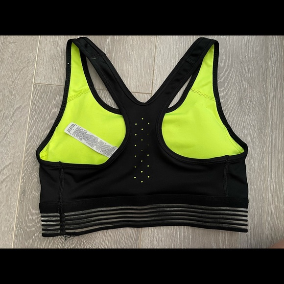 Nike Dri-FIT-sports bra. Sweat-wicking technology. - Picture 2 of 2